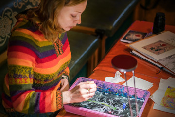 Woman draws on the ebru technique