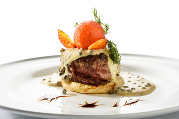 Filett mignon with bearnaise sauce, green beans, red bell pepper, sesame seeds and rosemary.