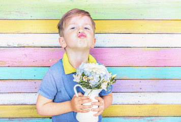 Junge mit Blumen