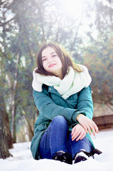 Obraz premium Beautiful young woman in the park in sunny winter day.