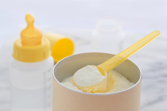 Milchpulver Babynahrung und Flasche mit Wasser