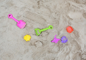 Fototapeta na wymiar Cute child girl playing sand at the beach
