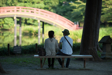 木陰で語らう老夫婦