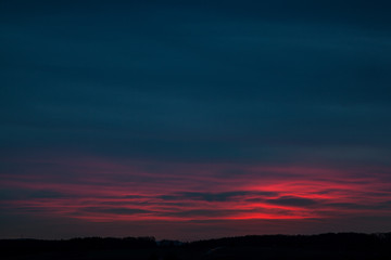 Wolkenhimmel bei Sonnenuntergang