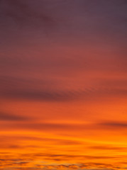 Wolkenhimmel bei Sonnenuntergang