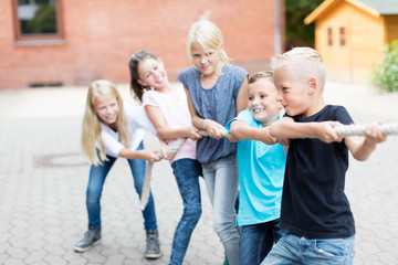 Kinder beim Tauziehen