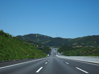 風力発電機　新東名高速道路より