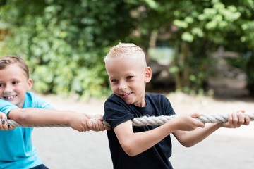 Kinder beim Tauziehen