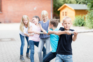 Kinder beim Tauziehen