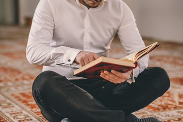 Obraz premium Muslim reading revered book