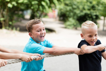 Kinder beim Tauziehen