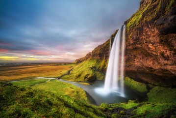 Fototapeta premium Wodospad Seljalandsfoss w Islandii o zachodzie słońca