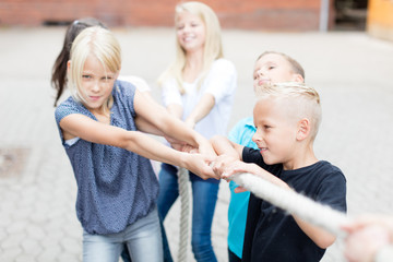 Kinder beim Tauziehen