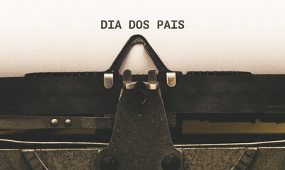 Dia dos pais, Portuguese text for Father's Day on vintage type writer from 1920s