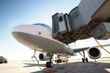 Abfertigung Flugzeug auf dem Rollfeld eines Flughafens // Handling aircraft at airport - check in