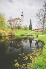 Fototapeta premium Kirche in Breitbrunn an einem Frühlingstag, Oberbayern in Deutschland