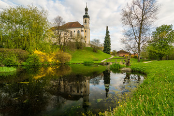 Fototapeta na wymiar Kirche in Breitbrunn an einem Frühlingstag, Oberbayern in Deutschland