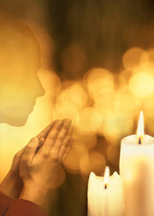 betende Frau Silhouette, brennende Kerzen und goldener HIntergrund