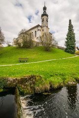 Fototapeta na wymiar Kirche Sankt Johannes in Breitbrunn an einem Tag im Frühling, Oberbayern