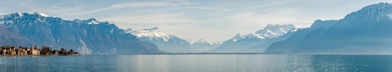 Fototapeta na wymiar Panorama du lac Léman côté suisse