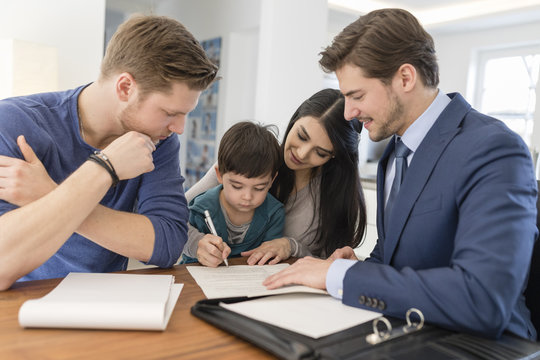 Consultant talking to family at home