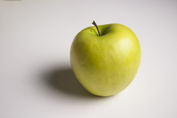 Apfel grün und frisch auf weißem Hintergrund