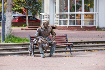 Памятник Евгению Евстигнееву на скамейке около театра на улицы Большая Покровская в Нижнем Новгороде