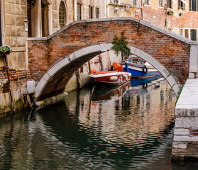 Fototapeta na wymiar Boats back of on of the venetian bridge