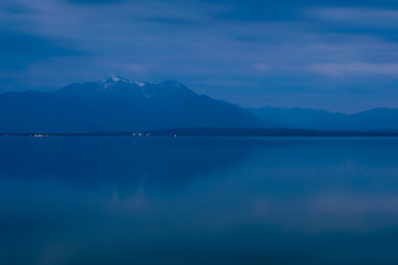 Abenddämmerung am Chiemsee in Oberbayern, Deutschland