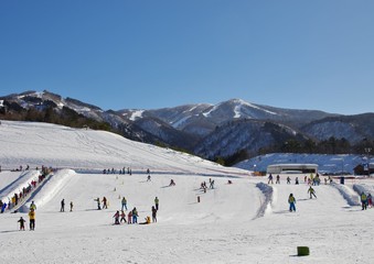 快晴の日本のスキーリゾート