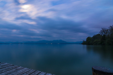 Chiemsee an einem Abend im Frühling, Oberbayern in Deutschland