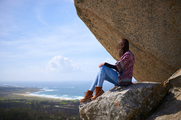 Chica joven contempla el horizonte desde el mirador da pedra da ra
