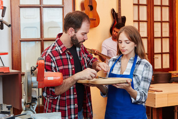 Handwerker und Frau als Lehrling