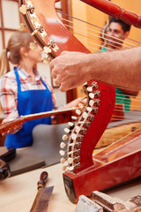 Gitarrenbauer reparieren eine Harfe