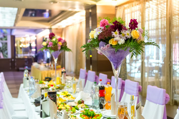 Bouquets of flowers to festive tables wedding
