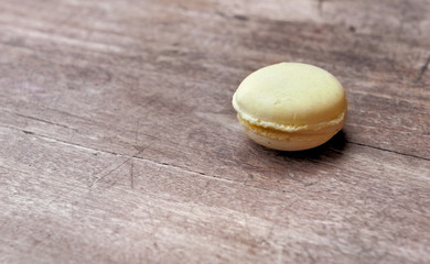 macaron sur table en bois avec effet vieilli