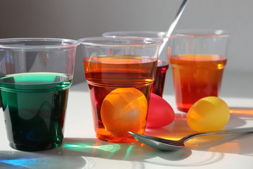 Bunte Osterfarben