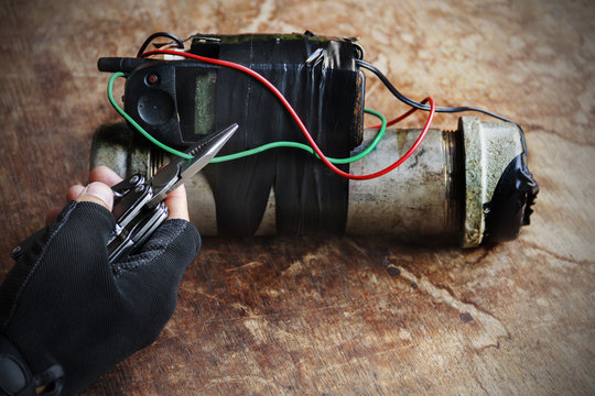 Steel pipe explosive with hand hold wire cutter tool for cutting green wire of IED:Stop the Bomb.