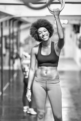 Obraz na płótnie Canvas black woman doing dipping exercise