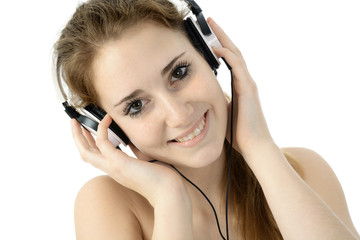 Frau hört Musik über Kopfhörer