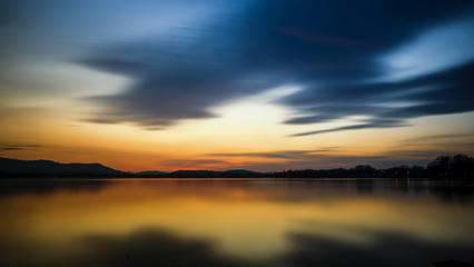 Fototapeta na wymiar Wolkenstimmung am schönen Bodensee zum Sonnenuntergang