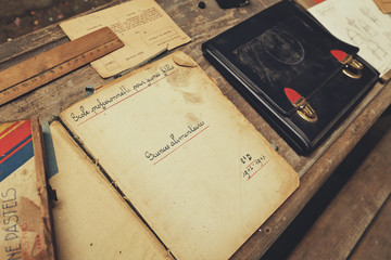 banc d'écolier, cahiers, livres et cartable 1940 