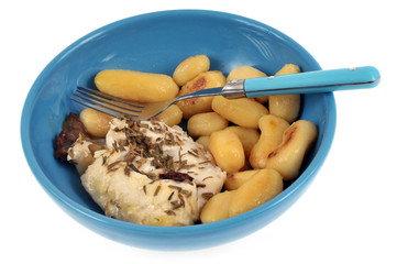 Assiette avec du dos de cabillaud et des pommes de terre sur fond blanc
