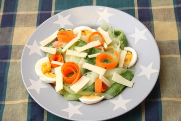 Gurkensalat mit Ei und Käse