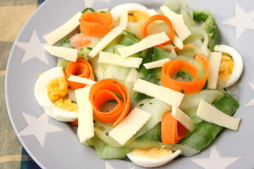 Gurkensalat mit Ei und Käse