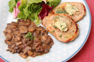 Schweinesteaks mit Pilzen