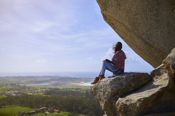 Chica joven contempla el horizonte desde el mirador da pedra da ra
