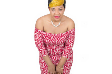 Femme séduisante  en  tenue rouge et collier de perle posant en studio.
