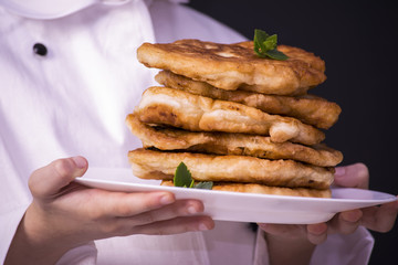  chef cooked pita bread with meat