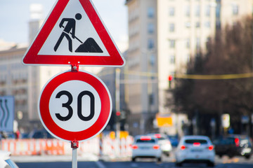 eine Strassenbaustelle behindert den Verkehr in einer Stadt
